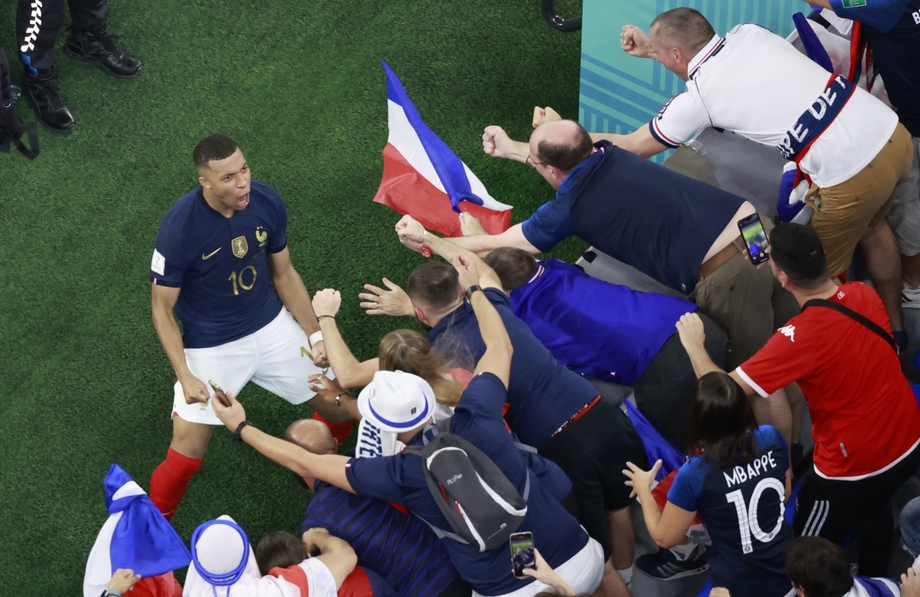 Mbappe chói sáng giúp Pháp giành vé vào vòng knock-out
