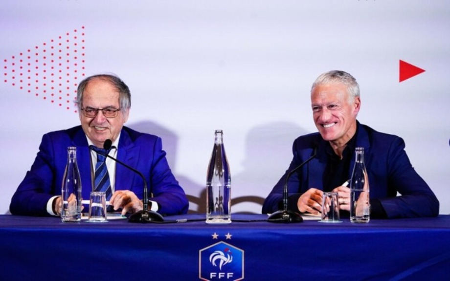 Chủ tịch LĐBĐ Pháp Noël Le Graet và Didier Deschamps tươi cười trong buổi họp báo thông báo về việc gia hạn hợp đồng vào ngày 7 tháng 1