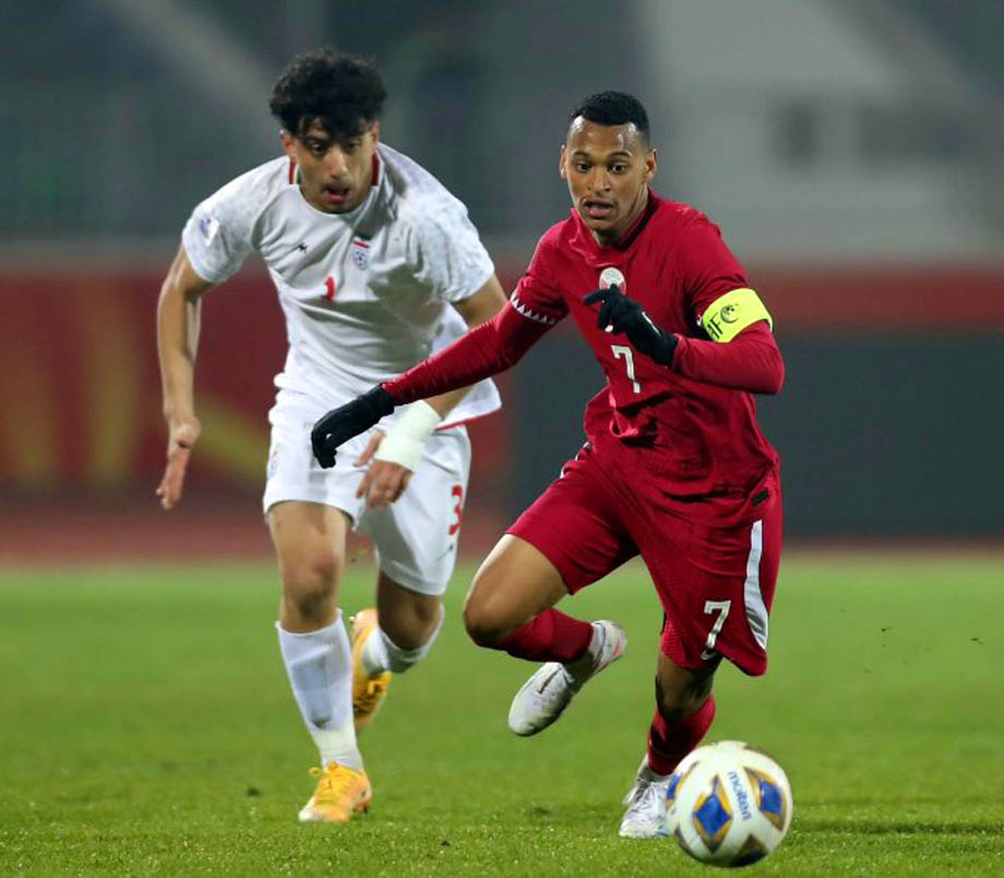 U20 Qatar (phải) trong trận thua Iran 0-1 ở trận ra quân bảng B U20 châu Á 2023 hôm 1/3 