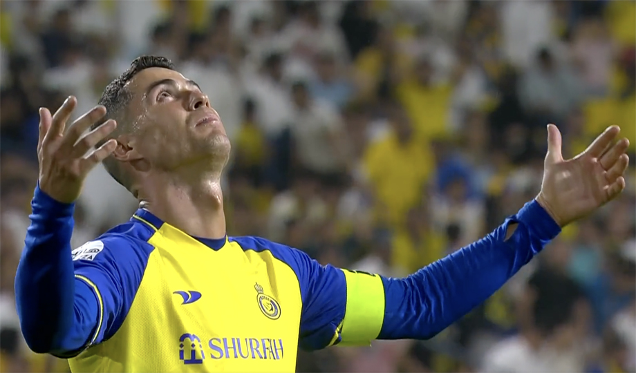 Ronaldo chê mặt cỏ khô khi Al Nassr thất bại