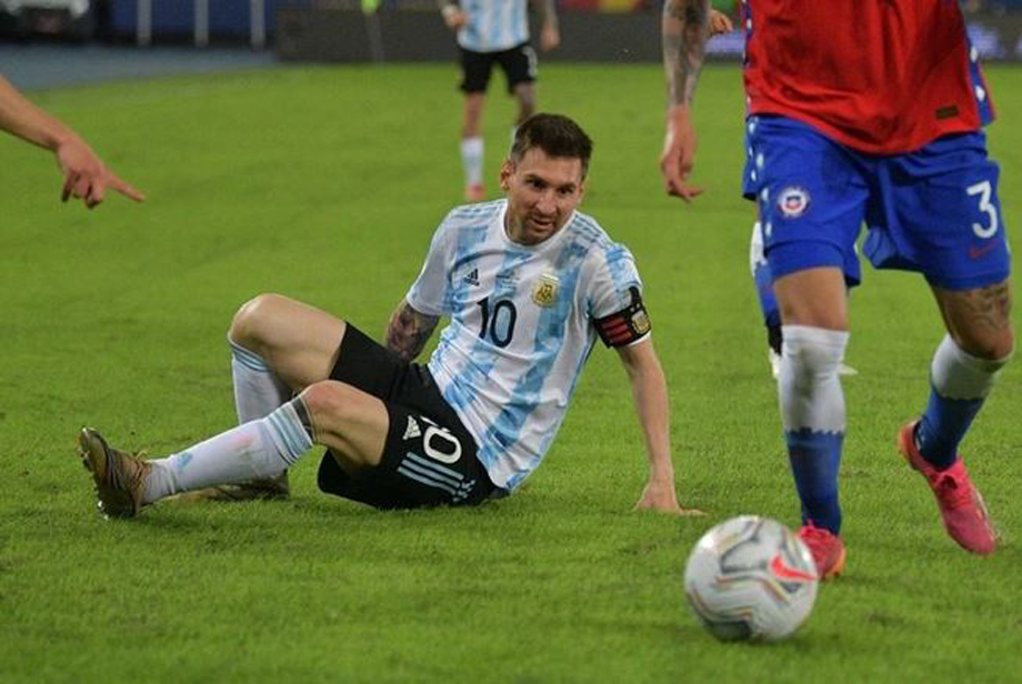 Messi bỏ qua tình huống để đối phương nuốt nước miếng